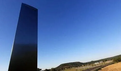 El objeto, de dos metros de altura, llamó la atención de pobladores, policías y militares. Foto: Captura La Nación