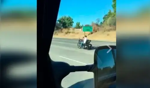 Facebook: hombre sufre brutal accidente en motocicleta por frecuente error [VIDEO]