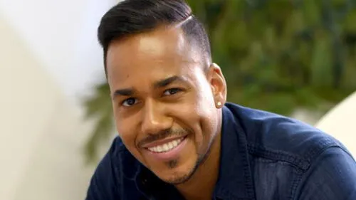 Romeo Santos aparece arrodillado y desnudo para dar importante noticia