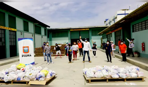 Artistas de Piura reciben canastas con víveres.