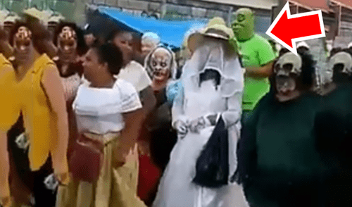 Facebook viral: joven disfrazado de Shrek sufre insólita caída durante pasacalle [VIDEO]