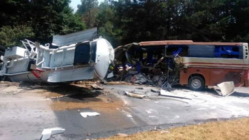 Autobús de staff de Marco Antonio Solís impacta con camión cisterna de gasolina y deja un muerto [FOTOS]