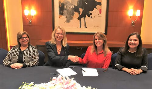 Firma de convenio.