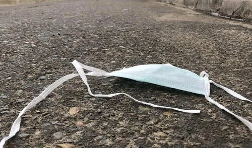Las autoridades identificaron a estas personas y las mandaron a limpiar la ciudad. Foto: Internet