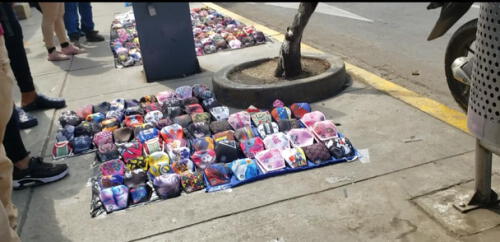 Trujillo Comerciantes ambulantes venden mascarillas en el piso
