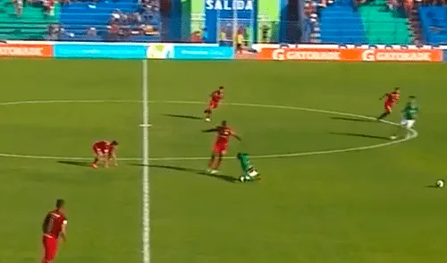 El defensa perdió el balón en mitad de cancha y en su afán de recuperarlo derribó a un rival. Créditos: Captura de TV Christian Ramos