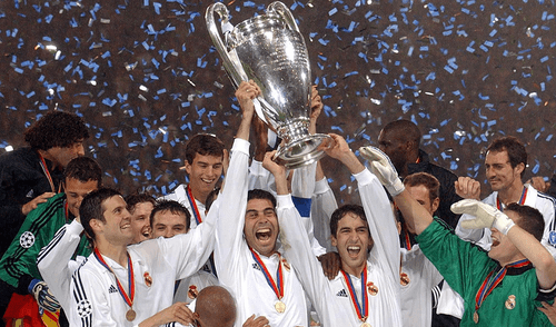 Fernando Hierro sostiene el trofeo de Champions League que ganó como capitán del Real Madrid en el 2002. Foto: AFP. Fernando Hierro