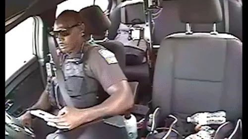 Policía utilizaba su celular mientras manejaba, hasta que sufrió accidente [VIDEO]