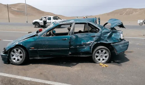 Personal policial especializado investiga causas de accidente.