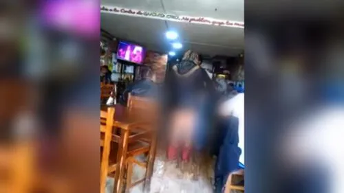 Mujeres fueron captadas en actitudes que demostrarían las actividades a las que se dedicaban en locales. (Foto: Captura de video / Latina Noticias)