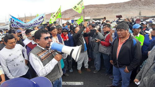 Elmer Cáceres Llica llegó esta mañana a La Joya para dialogar con la población.