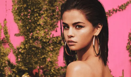 Selena Gomez se luce con sugerente bikini
