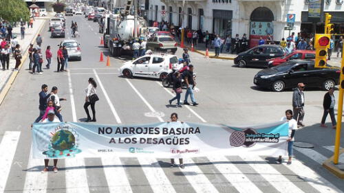Voluntarios buscan crear conciencia en población.