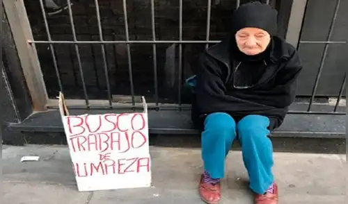 Twitter: Conmovedora fotografía muestra a mujer pidiendo trabajo desde hace 7 meses en vía pública Twitter: Conmovedora fotografía muestra a mujer pidiendo trabajo desde hace 7 meses en vía pública