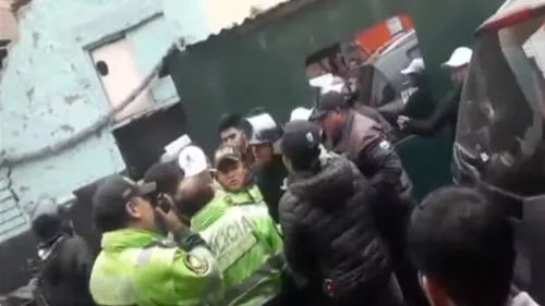 Trabajadores ediles no habrían querido identificarse ante los policías, según testigos. (Foto: Captura de video / El Dominical de Panamericana) La Victoria policías serenos