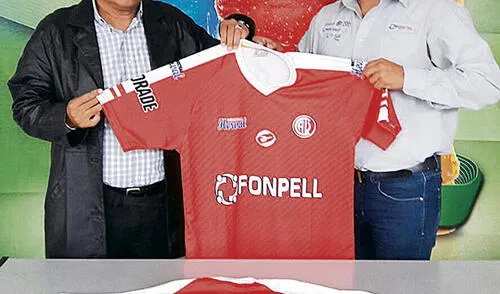 Fonpell con la camiseta del Alfonso Ugarte