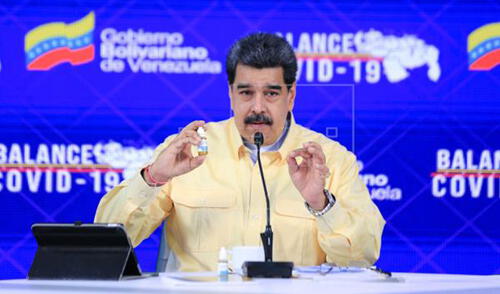 Nicolás Maduro muestra un frasco de Carvativir. Foto: EFE