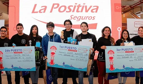 Los integrantes de los tres primeros lugares de la IV Hackathon La Positiva.