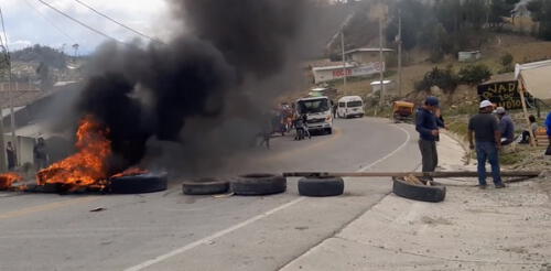 La población de Bambamarca decidió quemar llantas para manifestar su descontento con la actual situación política. Foto: Radio Superior