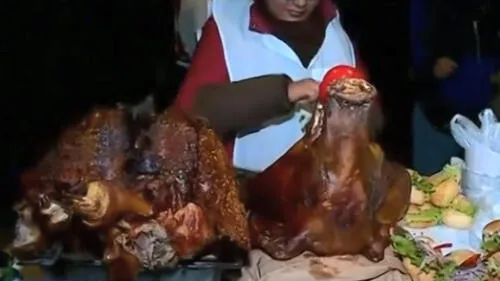 Una señora afirma que asiste hace 15 años a la Parada Militar a vender pan con chicharrón. (Foto: Captura de video / Latina)
