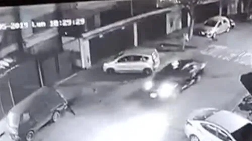 Los cuatro delincuentes llegaron a bordo de dos motos. Uno de ellos se quedó a cuidar los vehículo, mientras los tres restantes cometían el asalto. (Foto: Captura de video / Buenos Días Perú)