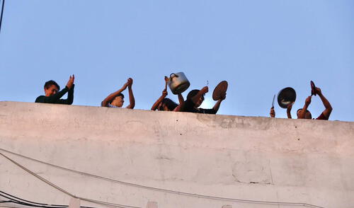 Aplaudieron paso de los manifestantes por calles. Créditos foto: Oswald Charca/ La República. Aplaudieron paso de los manifestantes por calles. Créditos foto: Oswald Charca/ La República.