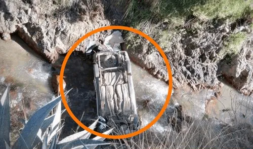 Auto cae a abismo y conductor sobrevive.