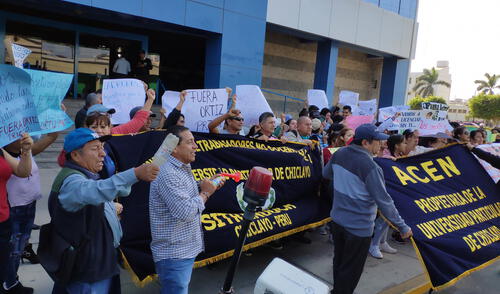 Estudiantes y ACEN marchan para evitar que cierren la UDCH Estudiantes y ACEN marchan para evitar que cierren la UDCH