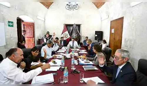 Consejeros de Arequipa discuten por ser llamados "borregos" de Yamila Osorio en última sesión