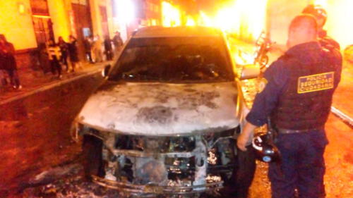 Camioneta se incendia en pleno centro de Trujillo [VIDEO]