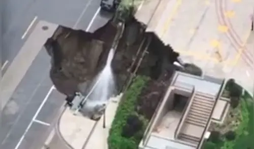 YouTube: Cámara graba cómo la tierra se "traga" una furgoneta y árboles en China