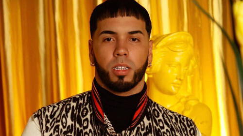 En el clip se presentan las banderas de muchos países latinoamericanos, sin embargo, se muestra el símbolo patrio de Bolivia puesto de cabeza. (Foto: Instagram) Anuel AA