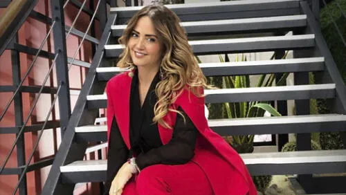 Andrea Legarreta hace topless para enviar mensaje de reflexión