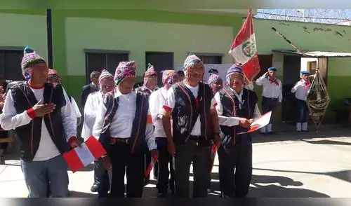 Cantando el himno en quechua internos conmemoran el Día de la Bandera [VIDEO]