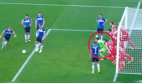 YouTube: Arquero bloquea violento remate con la parte más íntima y débil de su cuerpo [VIDEO]