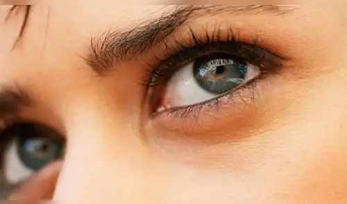 En Facebook, asombro por las terribles secuelas que dejó en una joven un tatuaje ocular mal hecho [FOTOS]