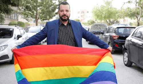 Munir Baatur posa con la bandera arcoíris en Túnez. EFE Munir Baatur posa con la bandera arcoíris en Túnez. EFE