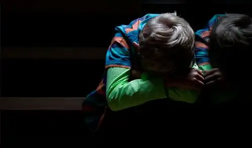 Niño de 10 años estuvo todo el día con su madre sin saber que había muerto