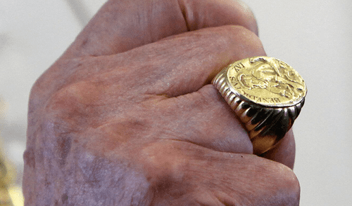 ¿Por qué el Papa Francisco retira su mano cuando fieles quieren besar su anillo episcopal?