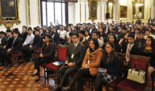 La ceremonia de graduación fue Salón de los Espejos del Palacio Municipal de Lima.