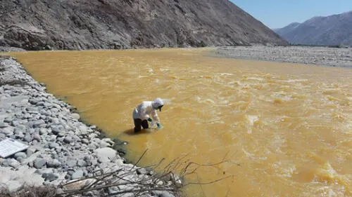 Especialistas de la Autoridad Nacional del Agua tomaron muestras del agua para su análisis.