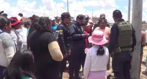 Vecinos atan a un poste a dos adolescentes acusados de robar un balón de gas. Vecinos atan a un poste a dos adolescentes acusados de robar un balón de gas.