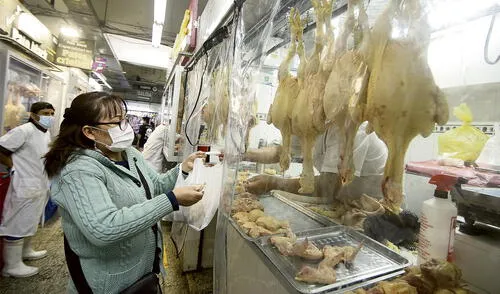 comprando pollo mercado foto john reyes