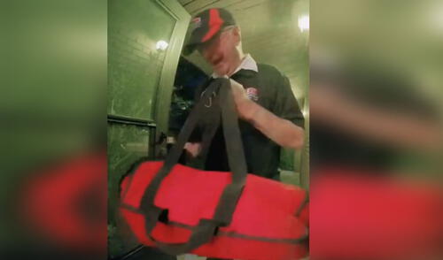 Repartidor de pizza de 89 años recibe gran cantidad de propina gracias a sus ‘fans’ en redes [VIDEO]