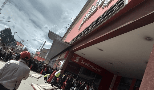 Bebé y su madre se salvan de ser aplastados por letrero de Plaza Vea