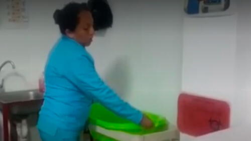 Menores prematuros mantienen su calor corporal en tinas por iniciativa de médicos de hospital ubicado en el VRAEM. Créditos: Captura América Televisión.