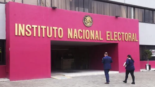 El Instituto Nacional Electoral es la entidad encargada de emitir la credencial de elector en México. (Foto: El Economista)