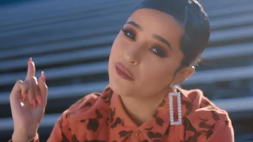 Becky G olvida el reggaetón y retoma su clásico estilo [VIDEO]