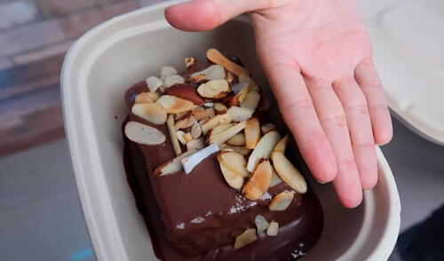 Desliza las imágenes para ver el aspecto de esta torta de chocolate ‘costosa’ que se vende actualmente en Lima. Foto: captura de YouTube/Desbalanceados YouTube viral: restaurante peruano vende tajada de torta de chocolate a S/36 y así luce