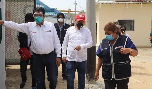 Autoridades inspeccionan trabajos de colocación de isotanque de oxígeno. inspeccionan trabajos en hospital